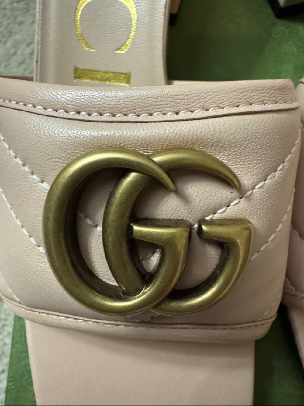 GUCCI Marmont Quilted Medallion Mule Sandals. PInk - Picture 6 of 10